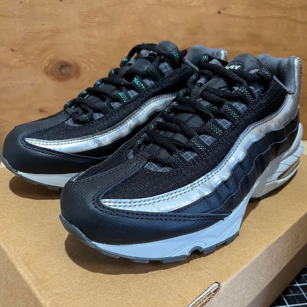 Nike Women's Black and Grey Trainers